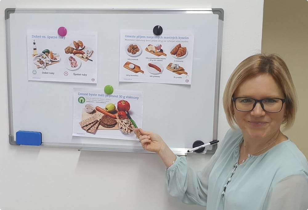 fotka ženy a tabule s naučnými materiály